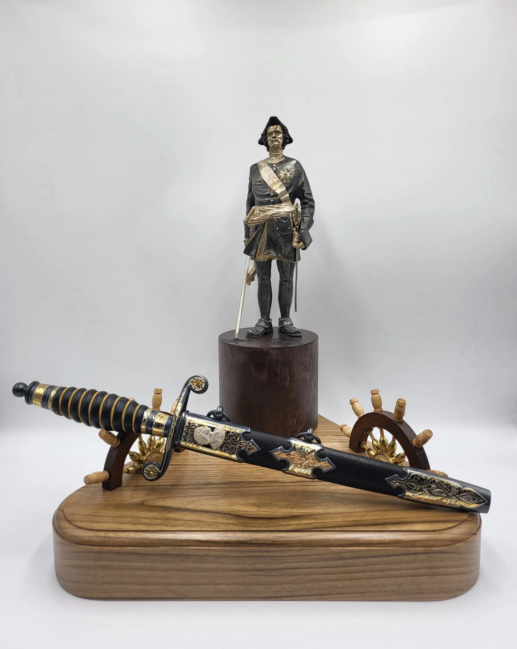 Кортик Петр 1 на подставке