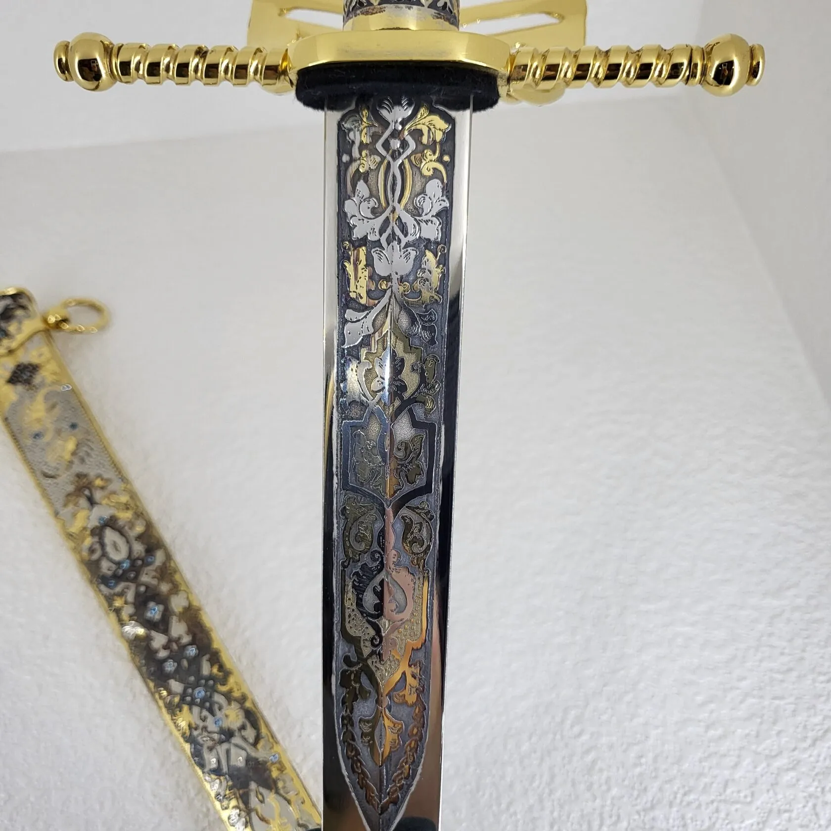 Дага Скорпион с камнями